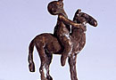 Frau schwebend über Kind auf Pferd
